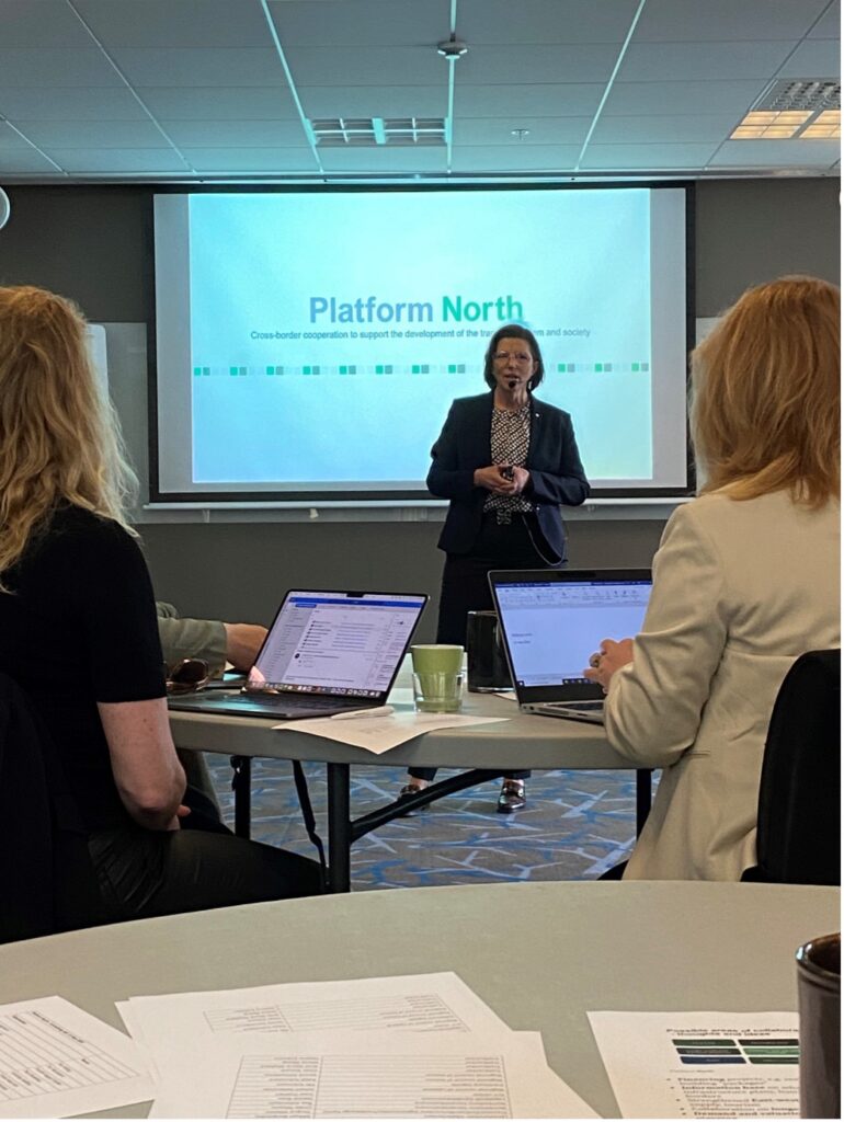 Helena Eriksson i rum med datorer och en skärm